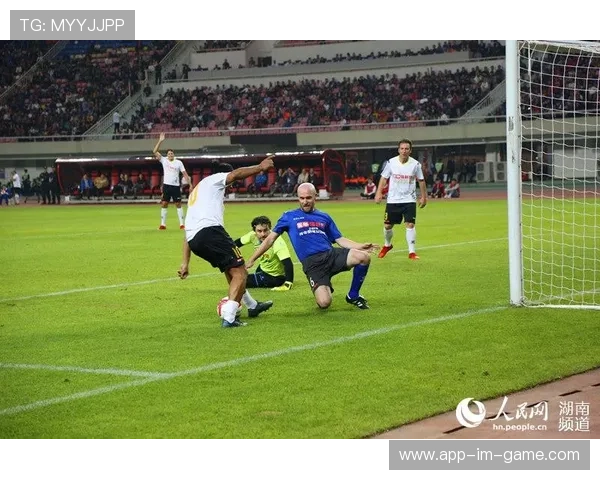 退役球星国际足球友谊赛：传奇巅峰再现